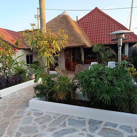 Mia Safari Lodge And Restaurant Энтеббе Экстерьер фото