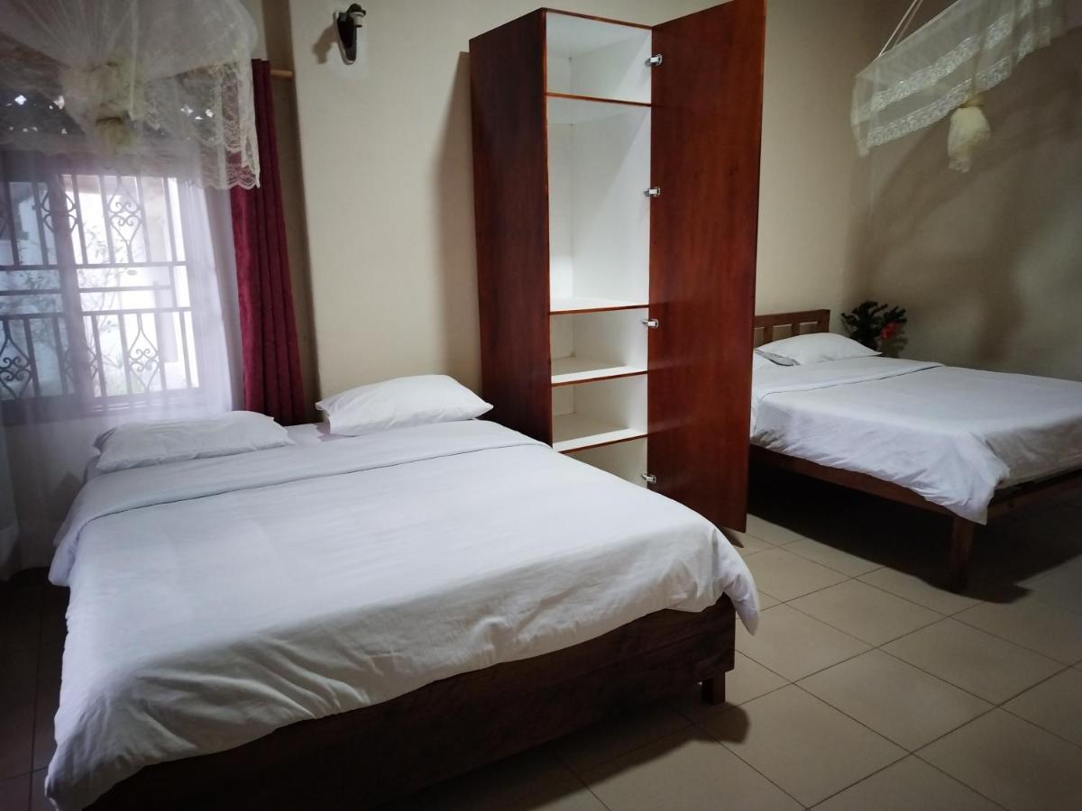 Mia Safari Lodge And Restaurant Энтеббе Экстерьер фото