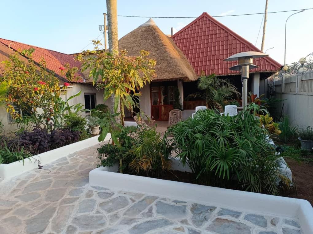 Mia Safari Lodge And Restaurant Энтеббе Экстерьер фото